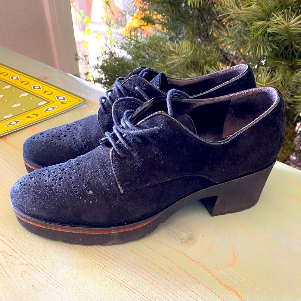 Oxford suede leather waterproof. very good condition,lightweight comfortable.